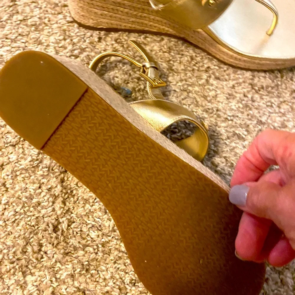 Michael Kors gold wedges size 8 like new - Picture 5 of 5